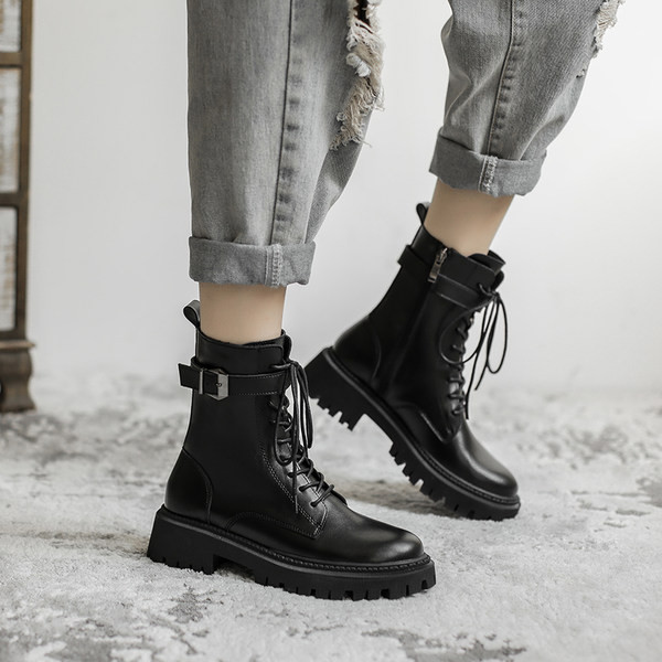 Дамски боти с груба подметка и катарама