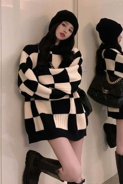 Дамски пуловер тип туника в черно-бял цвят