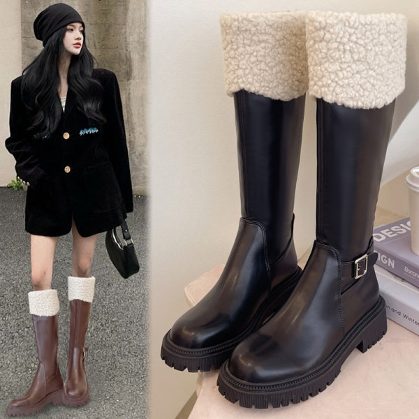 Дамски ботуши с топла подплата и метална катарама