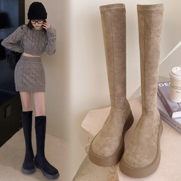 Модерни дамски заоблени ботуши с равна подметка