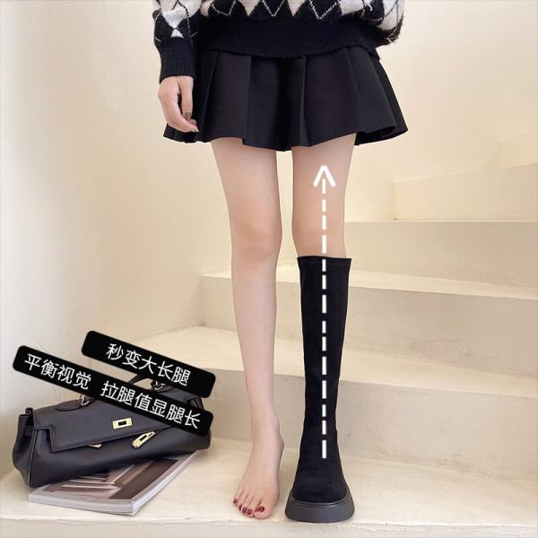 Модерни дамски заоблени ботуши с равна подметка