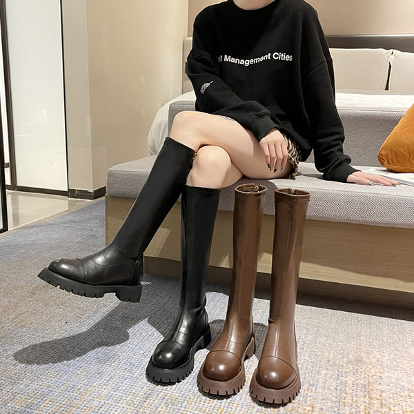 Нов модел дамски ботуши от еко кожа с цип