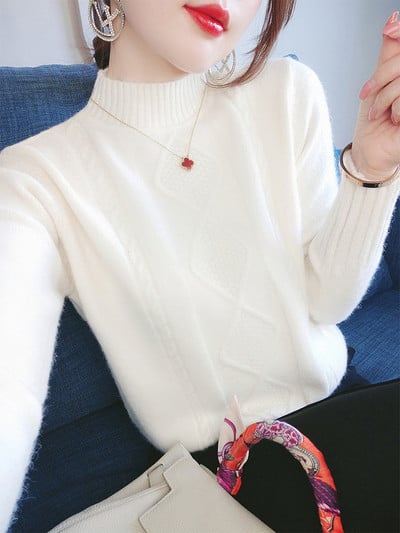 Απαλό γυναικείο πουλόβερ με χαμηλό γιακά