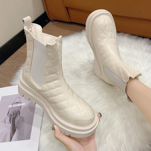 Модерни дамски капитонирани боти с груба подметка