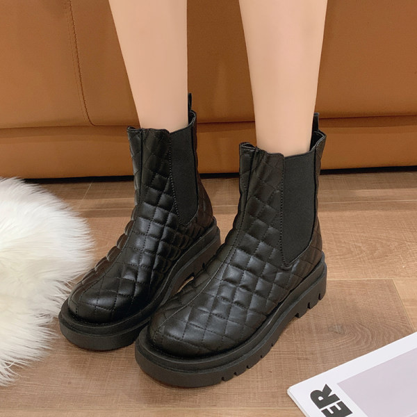 Модерни дамски капитонирани боти с груба подметка