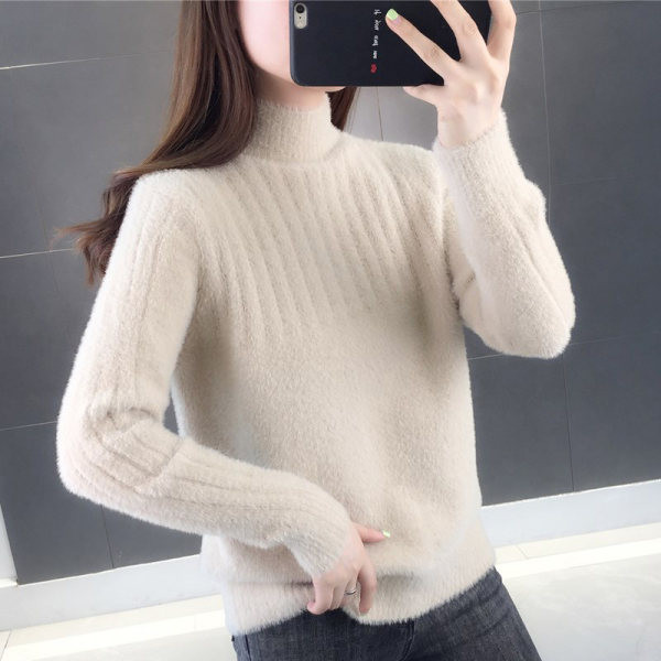 Дамски пухен пуловер с висока яка 