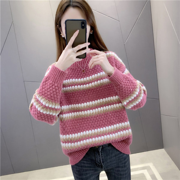 Χοντρό γυναικείο χειμωνιάτικο πουλόβερ με χαμηλό γιακά