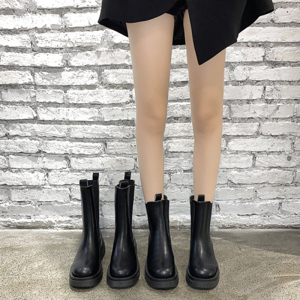 Дамски кожени  боти в черен цвят 