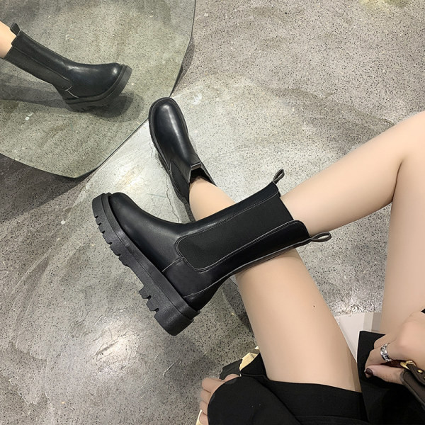 Дамски кожени  боти в черен цвят 