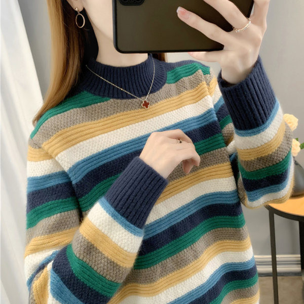 Раиран дамски пуловер с овално деколте