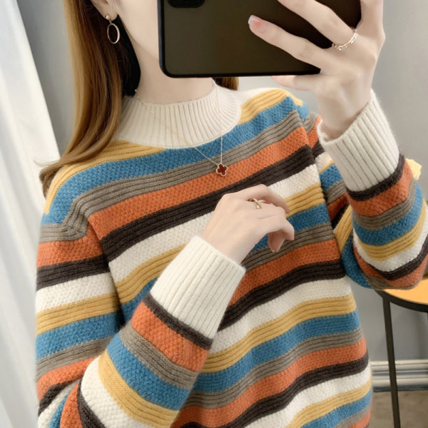 Раиран дамски пуловер с овално деколте