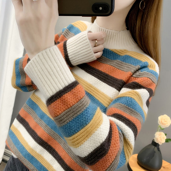 Раиран дамски пуловер с овално деколте