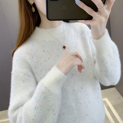 Μοντέρνο γυναικείο πλεκτό πουλόβερ με οβάλ λαιμόκοψη-λευκό χρώμα