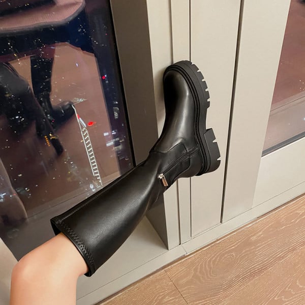 Модерни дамски ботуши с груба подметка в черен цвят