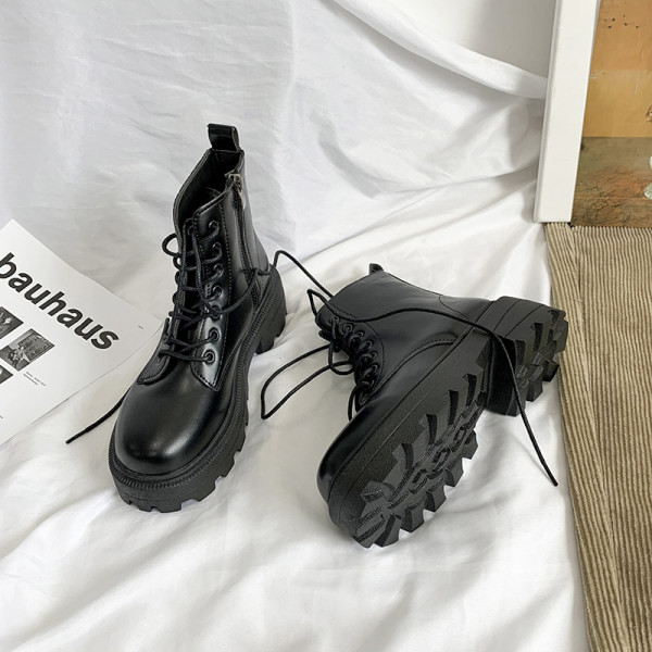 Дамски кожени боти с връзки в черен цвят  подходящи за зимата