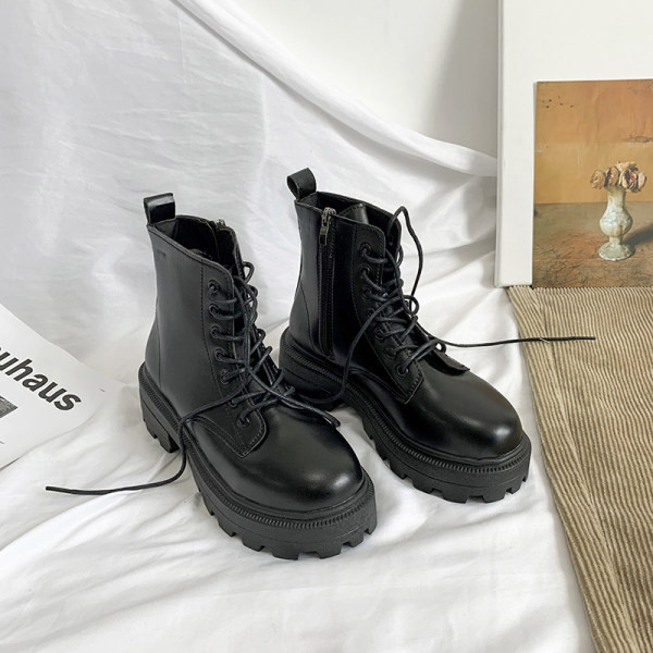 Дамски кожени боти с връзки в черен цвят  подходящи за зимата