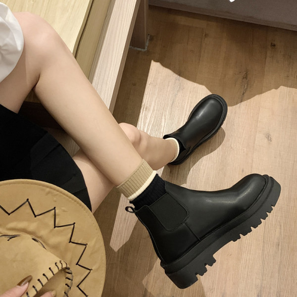 Изчистен модел дамски боти до глезена с ластик