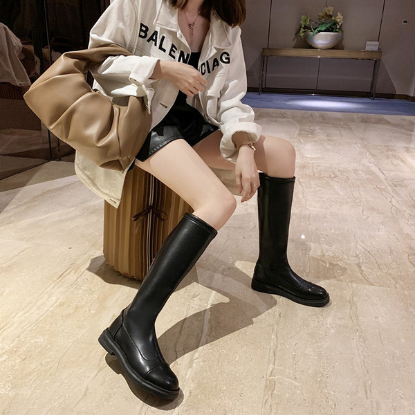 Дамски заоблени ботуши от еко кожа в черен цвят