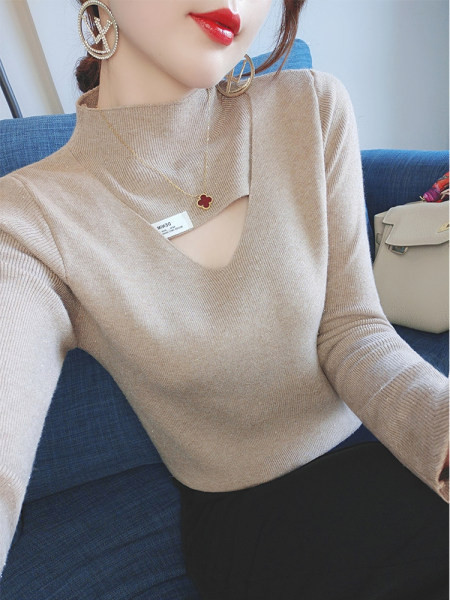 Γυναικεία μπλούζα με ψηλό γιακά σε μπεζ χρώμα