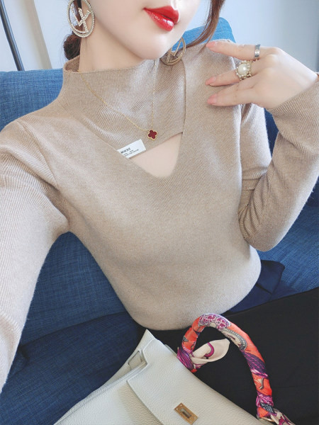 Γυναικεία μπλούζα με ψηλό γιακά σε μπεζ χρώμα