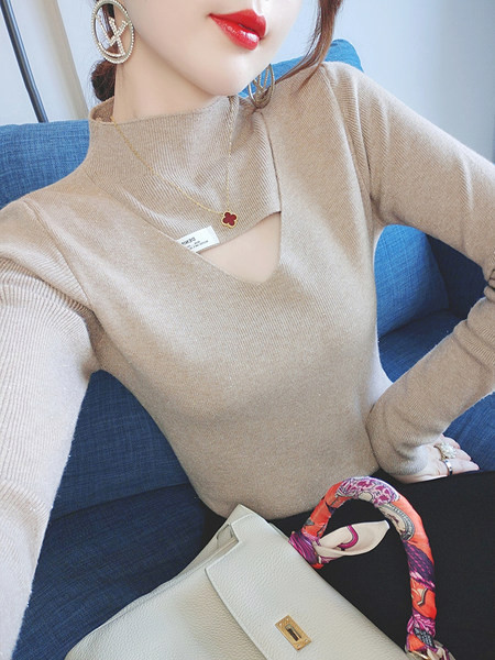 Γυναικεία μπλούζα με ψηλό γιακά σε μπεζ χρώμα