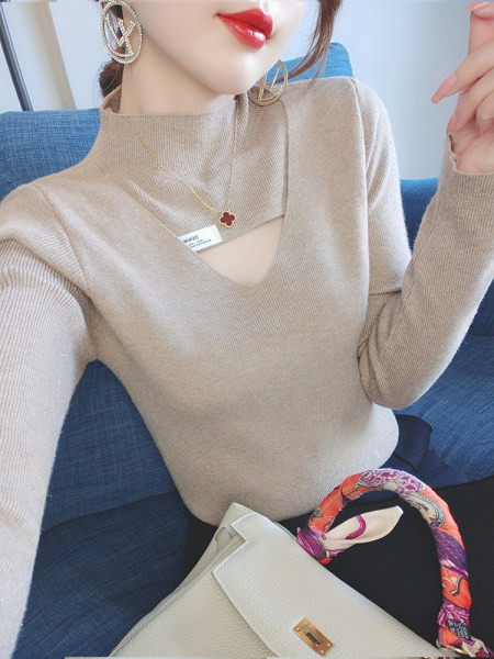 Γυναικεία μπλούζα με ψηλό γιακά σε μπεζ χρώμα