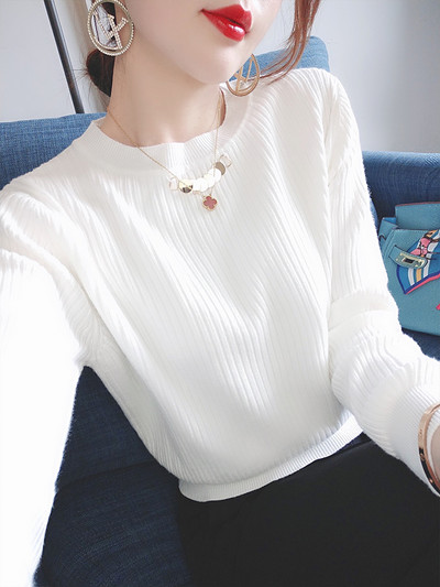 Λευκό γυναικείο πουλόβερ με μεταλλικό στοιχείο που μιμείται κολιέ