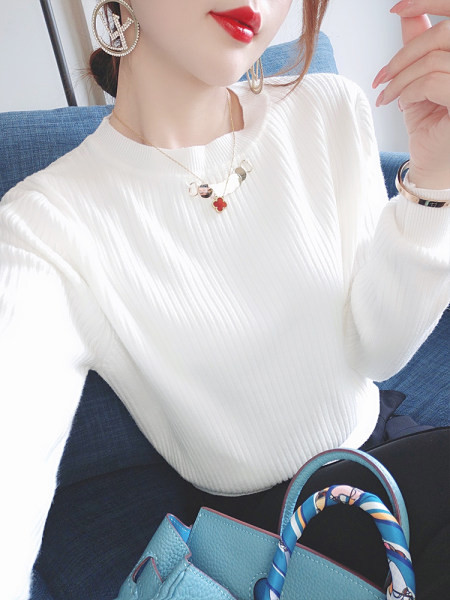 Λευκό γυναικείο πουλόβερ με μεταλλικό στοιχείο που μιμείται κολιέ