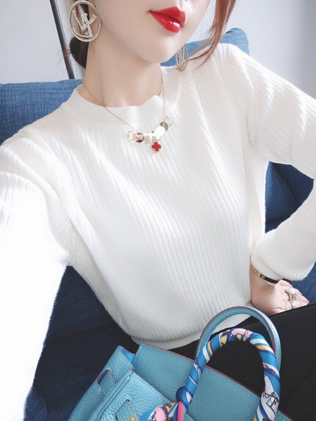 Λευκό γυναικείο πουλόβερ με μεταλλικό στοιχείο που μιμείται κολιέ