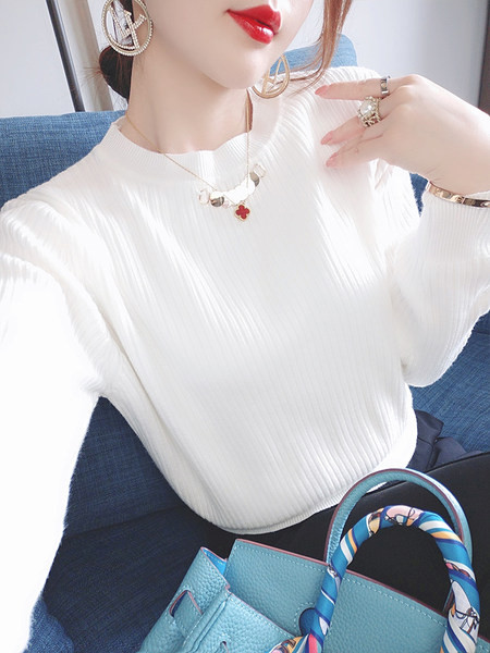 Λευκό γυναικείο πουλόβερ με μεταλλικό στοιχείο που μιμείται κολιέ