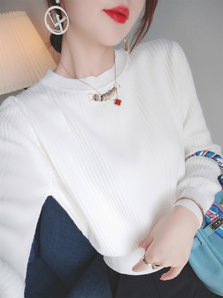 Λευκό γυναικείο πουλόβερ με μεταλλικό στοιχείο που μιμείται κολιέ