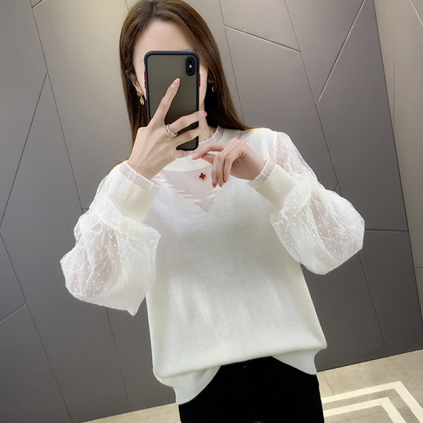 Модерен дамски пуловер с обло деколте и дантелени ръкави