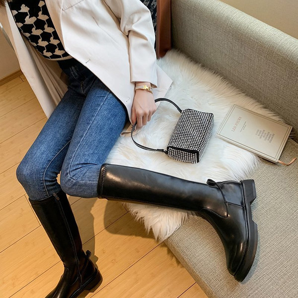 Дамски кожени  ботуши с равна подметка