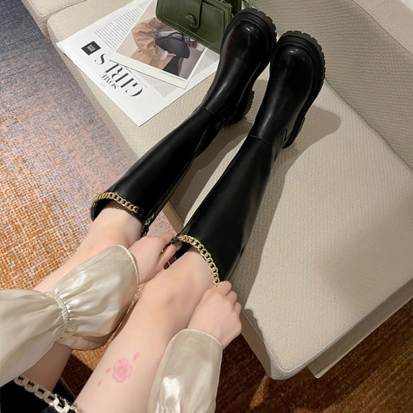 Кожени дамски ботуши с метална верижка