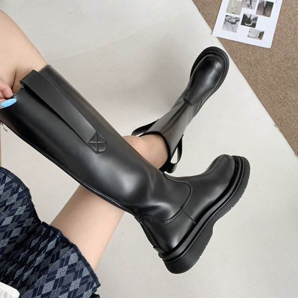 Дамски черни кожени ботуши с груба подметка