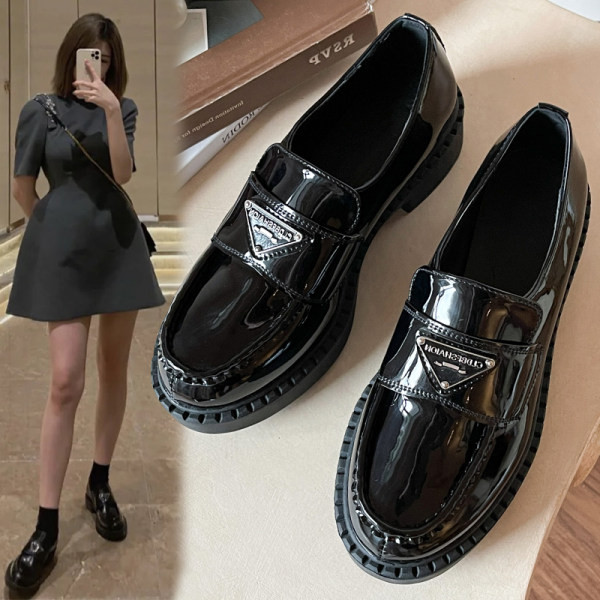 Ежедневни дамски обувки от изкуствен лак