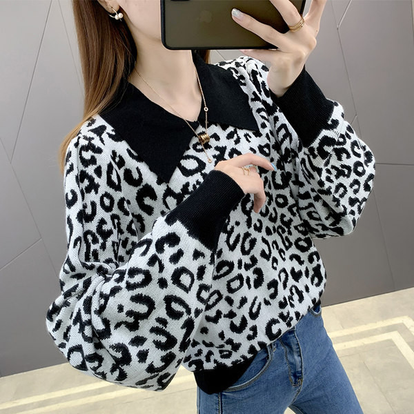 Μοντέρνο γυναικείο πουλόβερ με φαρδιά μανίκια και animal print