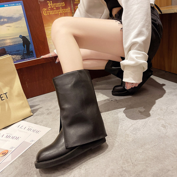 Lapos talpú női bőrcsizma új modellje