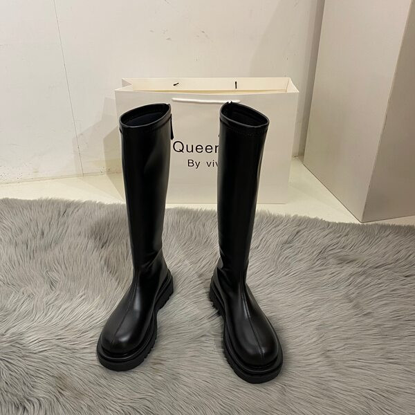 Stílusos női bőrcsizma lekerekített modell