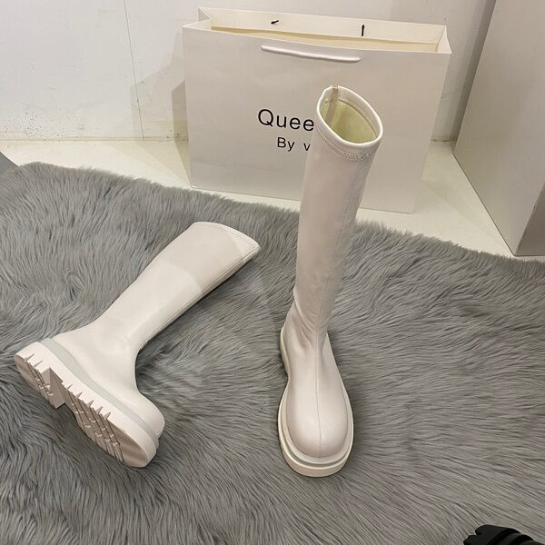 Stílusos női bőrcsizma lekerekített modell