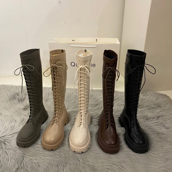 Lapos talpú és fűzős női csizma