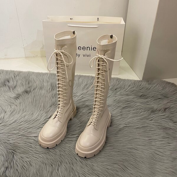 Lapos talpú és fűzős női csizma