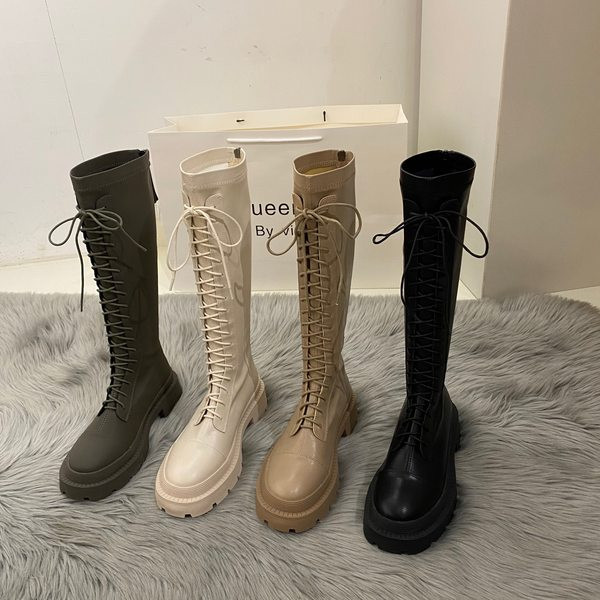 Lapos talpú és fűzős női csizma