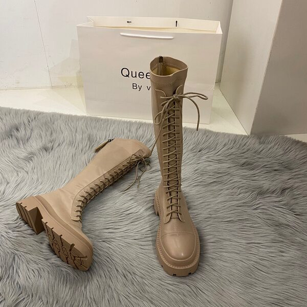 Lapos talpú és fűzős női csizma