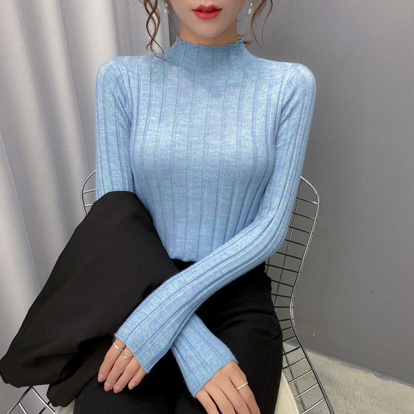 Vékony kötött női pulóver magas gallérral