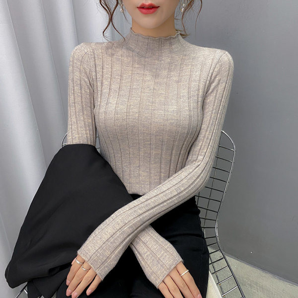 Vékony kötött női pulóver magas gallérral