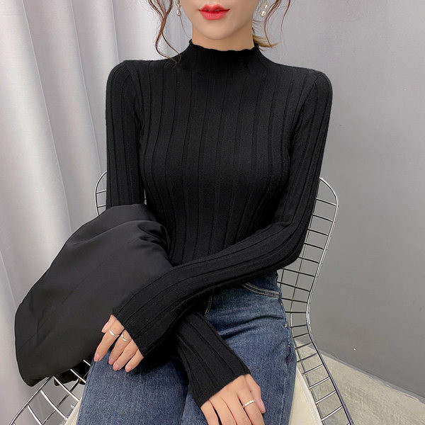 Vékony kötött női pulóver magas gallérral