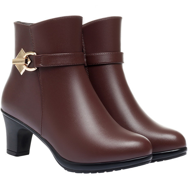 Fém csattal ellátott női bőrcsizma új modellje