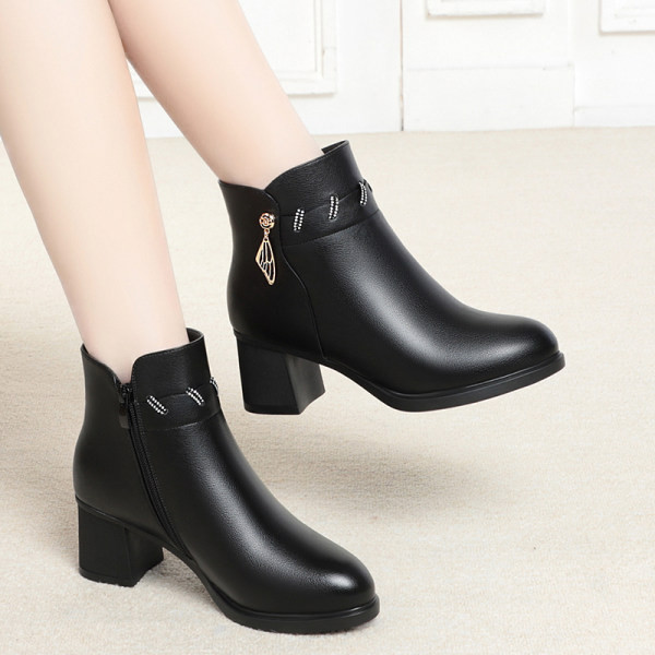 Stílusos női csizma vastag béléssel és fém díszítéssel