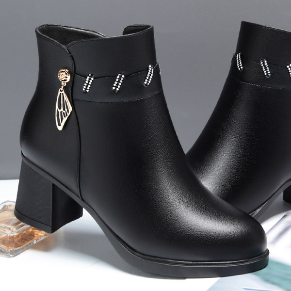 Stílusos női csizma vastag béléssel és fém díszítéssel